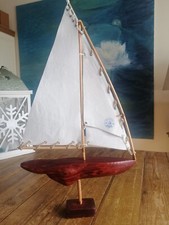 Modello barca a vela in legno restituito dal mare, vela e corde  in cotone.