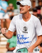 FOTO 8x10 firmata RILEY NEWMAN AUTOGRAFATA POPOLARE LEGGENDA DEL PICKLEBALL BECKETT BAS