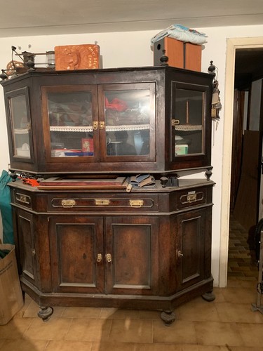 Credenza veneta scantonata con