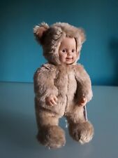 "ANNE GEDDES" Bambola "BABY ORSO", colore marrone chiaro, altezza 22 cm.