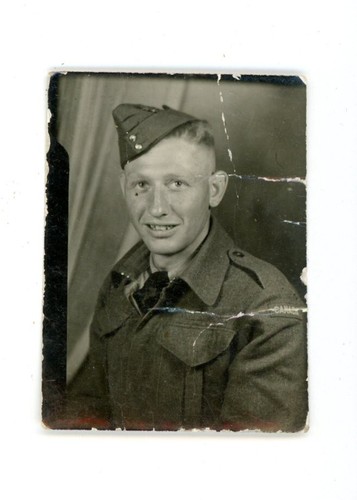 Bello uomo uniforme militare