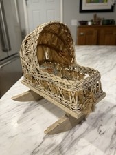 Antica bambola in vimini culla