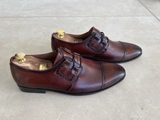 Scarpe in pelle cucite con