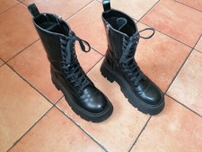 Anfibi  donna numero 38 usati 2 volte numero errato.solo un gtaffio 