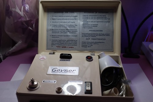 Aereosol vintage con valigetta