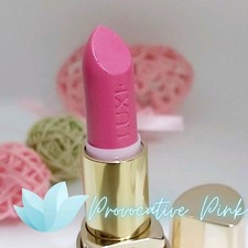 Rossetto Avon Luxe in rosa