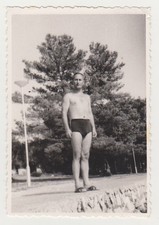 Sexy bello giovane uomo senza