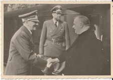 📜 Hitler da la mano a Jozef