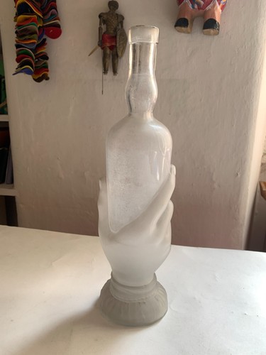 Bottiglia vetro con mano in - vetro,
