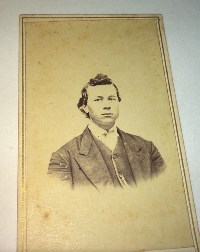 Antico giovane uomo moda