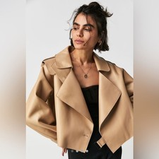 Suzanna Chow Venduto da Free