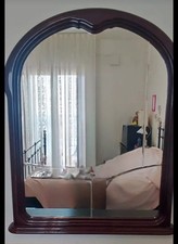 Specchio elegante con cornice in legno massiccio 