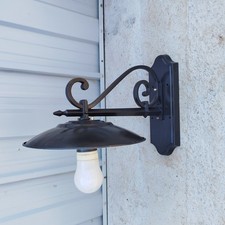 Lampada da parete esterno in ferro battuto con piatto smaltato bianco e nero