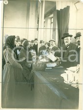 1910 ca MILANO Distribuzione cesti natalizi popolane bambini *RIPRODUZIONE COEVA