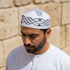 un paio di cappelli kufi
