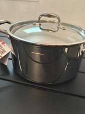 Casseruola nuova con etichette