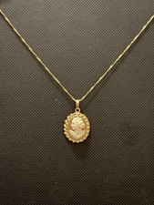 Cammeo vintage conchiglia intagliata in oro 10 kt su catena in oro 14 kt da 18 pollici