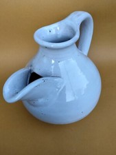 Antica brocca per l'acqua in terra cotta smaltata bianca