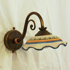 Applique country lampada da parete in ferro battuto e ceramica decorata art.290