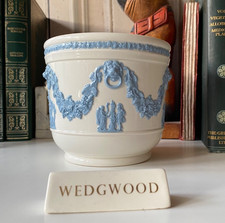 Wedgwood Queensware vaso cache