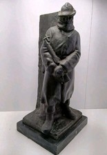 scultura in bronzo di un alpino, opera di Emilio Musso (1890-1973).