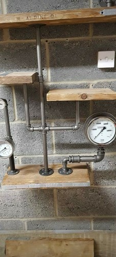 Scaffale steampunk industriale