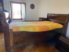 Letto una piazza e mezza in legno di noce marrone scuro lucidato a stoppino