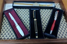 SCATOLA E COPERCHIO CON PLACCA D'ARGENTO+2 PENNE STILOGRAFICHE+CRONO SWATCH