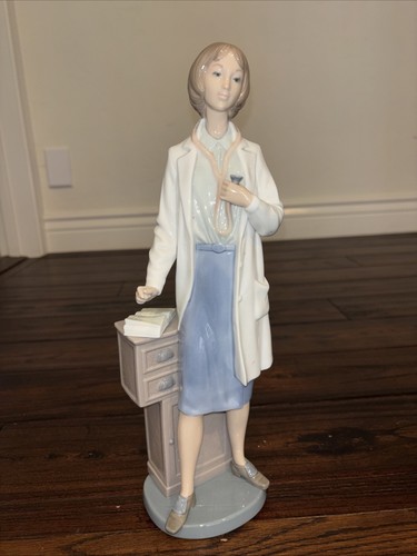 Statuina porcellana dottoressa
