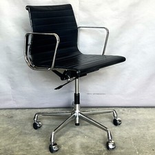 Sedia gruppo Vitra Charles Eames EA117 in pelle nera e alluminio