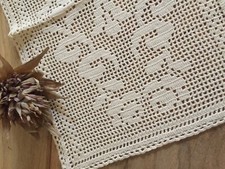 Centrino fatto di pizzo ad uncinetto a mano colore écru con filo medio sottile 