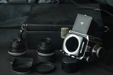 Rolleiflex SL66 with distagon 50mm and sonnar 150 mm - Rollei case - magazine