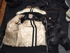 Piumino nero con cappuccio