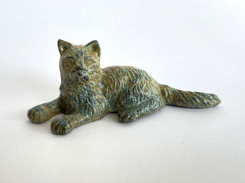Statua gattino sdraiato