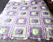 Copriletto all'uncinetto viola
