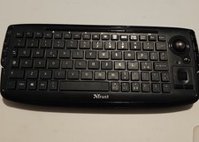 mini tastiera wireless modello Trust Nera con rotella di scorrimento del mouse
