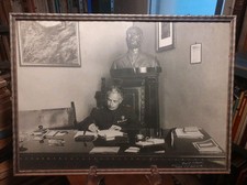 Foto epoca fascista con alle spalle visibile busto di Mussolini Misure cm 45x33