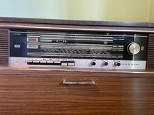 Mobile con radio e giradischi