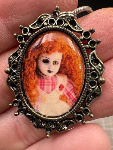 Collana con ciondolo bambola