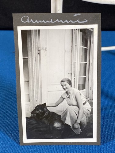 Donna con cane pastore - con, da