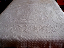 Antico COPRILETTO in PIQUET "ORIGINAL BROCCATO ENGLAND MAKO 100 %" con MERLETTO