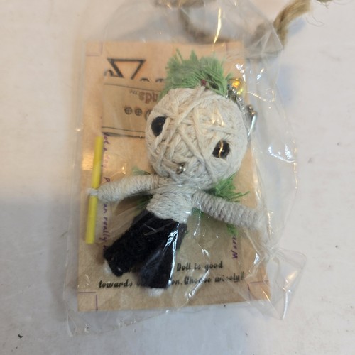 Bambola voodoo con spille