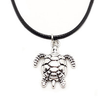 Collana nera con ciondolo