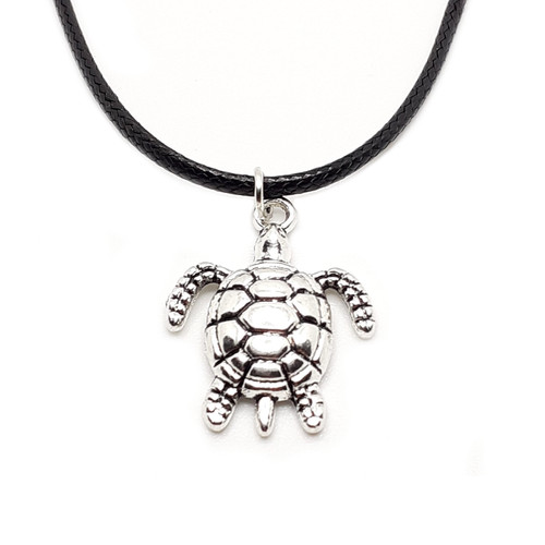 Collana nera con ciondolo