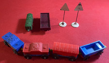 VAGONI TRENO + SEGNALI Lotto 8 pezzi misti in metallo e plastica