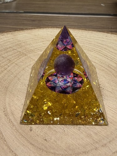 Piramide orgonite con - orgonite, ametista
