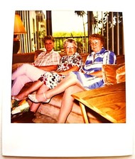 Lampada divano donna seduta