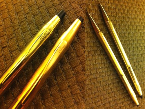 Due oggetti penna biro e - due,