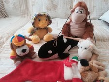 lotto 5 peluche vari scimmia balena ippopotamo cane pulcino e calza con la rena