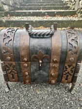 Antico Forziere Lavorato A Mano In Ferro Battuto, seconda metà del 1800